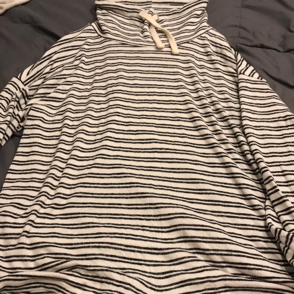 Black and white sweater turtle neck